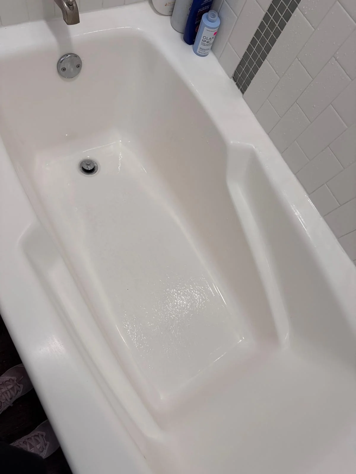 Bright bathtub after Pure Essence cleaning